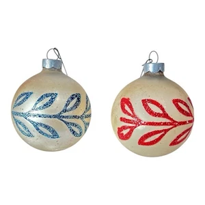 Vintage 2.25" Blanco con Plantilla Hoja Roja Azul Vidrio Bolas de Navidad Adornos EE. UU. - Imagen 1 de 6