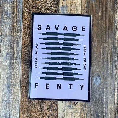 Medias altas hasta el muslo Savage X Fenty para mujer 2X/3X negras de encaje caviar después del anochecer Foto 1 de 4