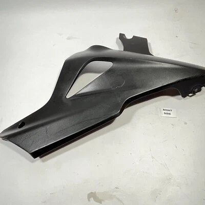 2011 a 2013 Honda CBR250R, capô inferior, lado direito, P/N 64310-KYJ-9000 - Imagem 1 de 4