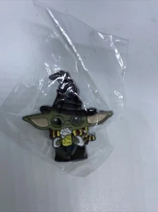 Baby Yoda Emaille Pin Mash Up Cross Harry Potter Butter Bier 🍺 - Bild 1 von 3