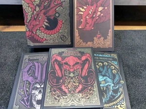Dungeons & Dragons 5th Edition (5E) Limited Edition Core Alt Cover Gift Set - Foto 1 di 12