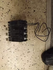 GE TQST1MOD2 3 POLI 20 AMP 120/240 VAC SHUNT TRIP Cat TQST1 mod2BOLT ON BREAKER - Foto 1 di 3