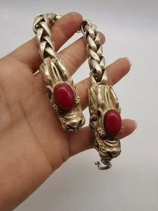 Antiguo Brazalete de Alambre Retorcido Cabeza de Dragón Jade Rojo con Incrustación de Plata del Tíbet Chino 9015 - Imagen 1 de 7