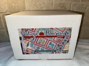 VINTAGE HOUSEWIFE Quilt Kit BOM LORI HOLT Fat Quarter Shop 74 x 82 Riley Blake - Bild 1 von 5