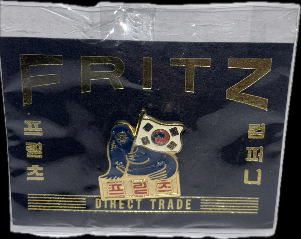 NUEVO EN PAQUETE Pin de solapa de comercio directo Fritz Coffee Company Seúl Corea del Sur B6 Foto 1 de 1