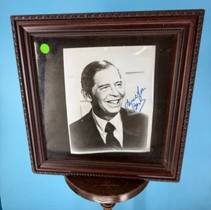 Milton Berle signiertes robustes gerahmtes Holzfoto - Bild 1 von 3