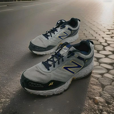 New Balance Hombres 573 Todo Terreno Zapatos para Correr Talla 11 EEEE Gris MTE573Y3 LEER Foto 1 de 4