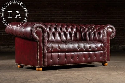 Sofá loveseat Chesterfield de cuero acolchado en sangre de buey Foto 1 de 4