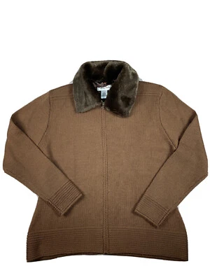 Suéter grande Madison Studio para mujer X cuello de piel sintética manga larga cremallera completa marrón Foto 1 de 4