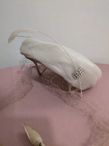 Vtg Women's White Fascinator Hat With Netted Vail Ties & Feather - Picture 1 of 8