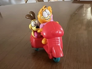 Vintage 1988 Garfield & Odie Reiten auf einem Roller - McDonalds Happy Meal Spielzeug - Bild 1 von 7