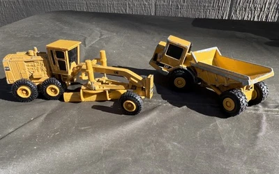 VTG ERTL Caterpillar Tractor motor road grader Articulated Rock Hauler 1/64 Lot2 - Image 1 of 4