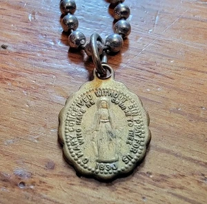 Vintage Small 1830 Gold Tone Pendant Miraculous Medal Keychain & Toy Cross - Picture 1 of 4