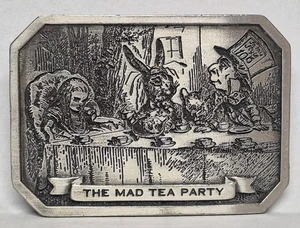 Hebilla de cinturón Bergamot Brass Works Mad Tea Party, Alicia en el país de las maravillas, 1974 - Imagen 1 de 10
