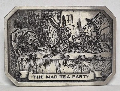Hebilla de cinturón Bergamot Brass Works Mad Tea Party, Alicia en el país de las maravillas, 1974 Foto 1 de 4