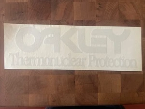 Calcomanía/pegatina vintage años 80 NOS OAKLEY PROTECCIÓN TERMONUCLEAR • 10,75" X 3,5". - Imagen 1 de 2