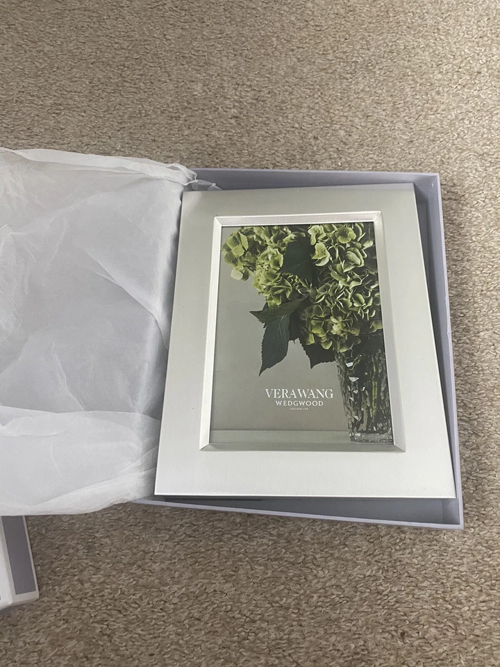 marco de fotos vera wang colección regalos placa plata recubierta 5 x 7 Foto 1 de 4