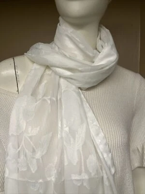 Белый шарф из полиэстера коллекция восемнадцать цветочный травленый R445 - Изображение 1 из 4