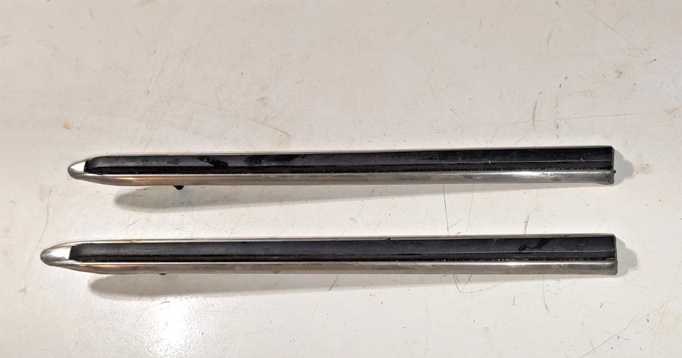 1970 1971 1972 BUICK SKYLARK GS FENDER BODY SIDE TRIM MOLDING  ORIGINAL GM - Image 1 of 2