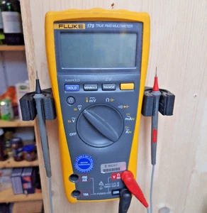Fluke 179 Wandhalterung mit Messspitzenhalter halter Multimeter - Bild 1 von 3