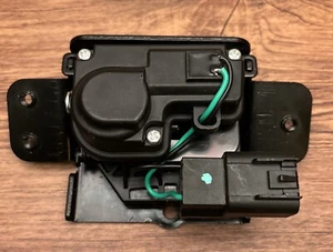 4 Pin GMC 07-17 Manual Lift Gate Tailgate Latch Lock Tahoe Yukon Acadia Torrent - Picture 1 of 3