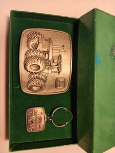 Vintage 1975 John Deere Gürtelschnalle Zinn Traktor und Schlüsselanhänger Set Neu in Box - Bild 1 von 6