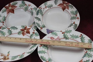 4 Disney Winnie The Pooh Christmas Poinsettia & Holly 9 1/8" Soup Bowls - Picture 1 of 6