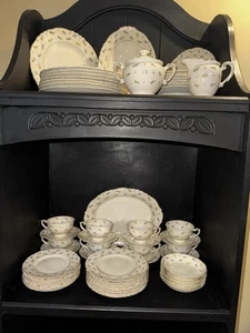 Suzanne Federal Shape Syracuse China 61 Piece Set Gold Trim - Picture 1 of 5