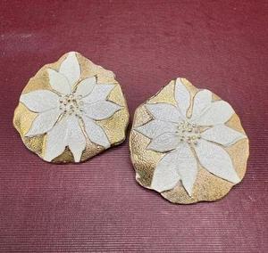 VTG Bisque White & Gold Poinsettia Christmas Holiday Party Large Post Earrings - Picture 1 of 8