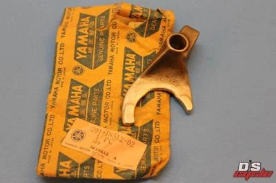 Horquilla de cambio Yamaha 2 1972-1975 DT2MX YZ250 Competition YZ350 291-18512-02 NUEVO DE STOCK OEM Foto 1 de 4