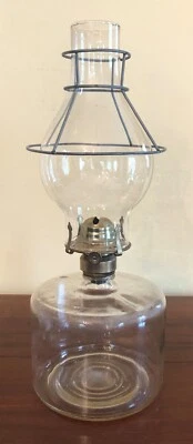 Lámpara de aceite grande vintage de 16" de alto Hurricane con chimenea de vidrio y marco de pantalla de metal Foto 1 de 4