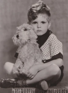 1932 Pressefoto Schauspieler Dickie Moore posiert mit Stofftier in "Unsere Bande" - Bild 1 von 2