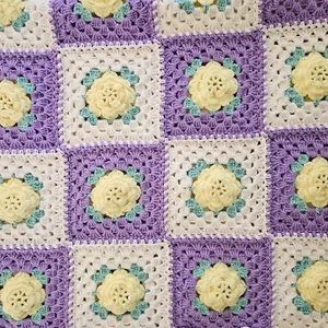  Manta de bebé afgana de ganchillo tejida a mano cuadrada 3d FLORAL 3D amarilla púrpura - Imagen 1 de 16