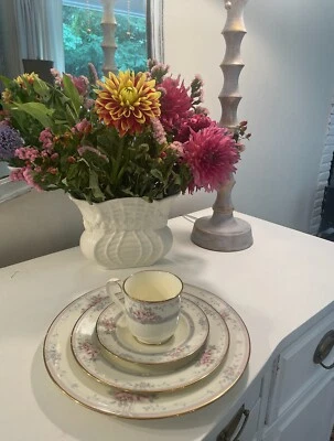 Noritake Magnificence, 12 China Place Settings - Image 1 of 4