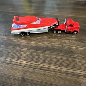 Remolque tractor Majorette vintage escala 1/100 rojo fundido a presión con lancha rápida - Imagen 1 de 12