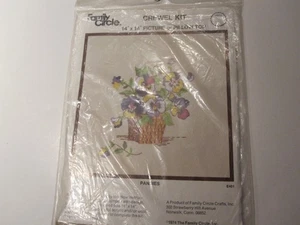Stiefmütterchen im Korb Crewel Kit - Vintage 1974 Family Circle - ungeöffnet 14"x14" - Bild 1 von 1