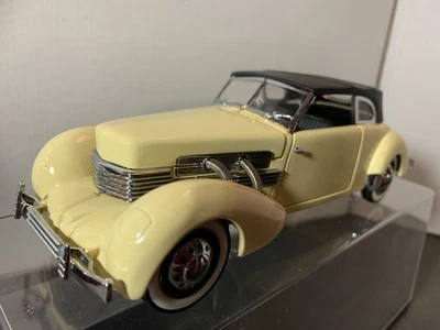 1989 Franklin Mint Precision Wheels 1937 Cord 812 Phaeton Coupe 1:24 Scale - Image 1 of 4