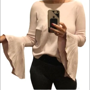 Blusa suéter manga acampanada cuello barco EXPRESS - Imagen 1 de 4