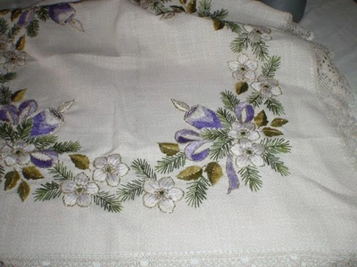 handgestickte Tischdecke, beige, Kerzengesteck , 100x100 cm, Spitzenkante - Bild 1 von 2