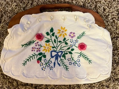 De colección Lino Floral Posy Hecho a Mano Bordado Mango de Madera Hecho en Jamaica 11”x8” Foto 1 de 4