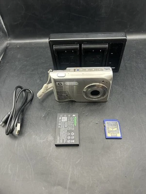 HP Digital Camera Photosmart R927 8.2MP Silver, battery, charger, SD cardTested - Image 1 of 4