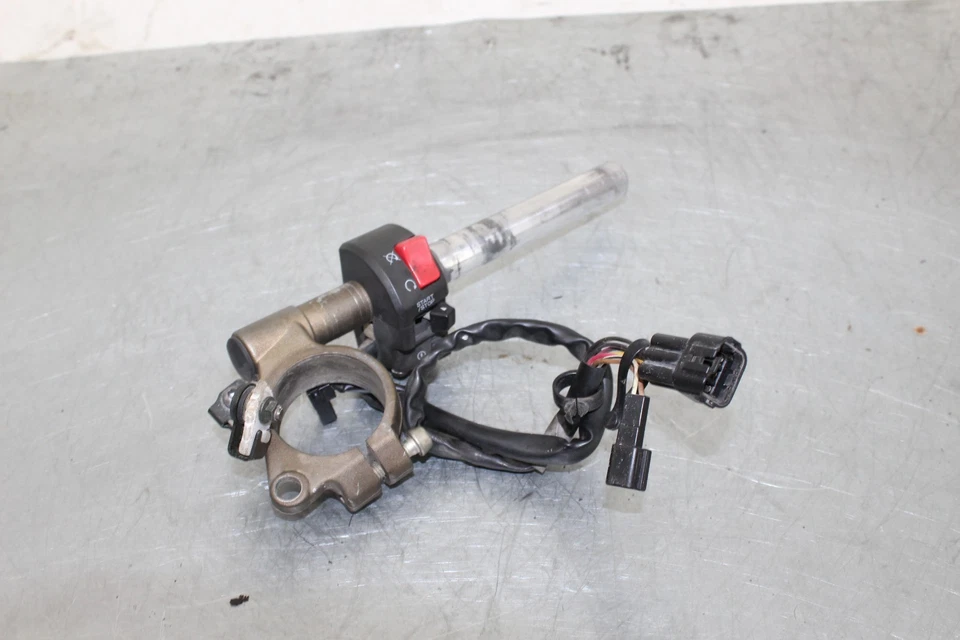 04 05 2004 2005 KAWASAKI NINJA ZX10R OEM CLIP DERECHO EN MANILLAR ZX-10R Foto 1 de 4