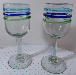 Zwei mundgeblasene Kelche mit blauen und grünen applizierten Streifen - nie benutzt - Bild 1 von 5