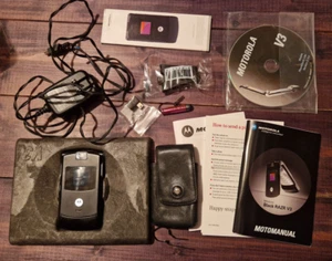 MOTOROLA RAZR V3 BLACK FLIP PHONE BOXED & ACCESSORIES VGC + 1 OTHER - Picture 1 of 16