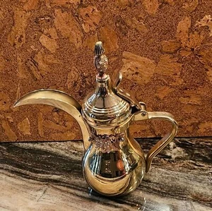 Elegante cafetera coreana dorada con detalles de piedra de cristal - Imagen 1 de 9