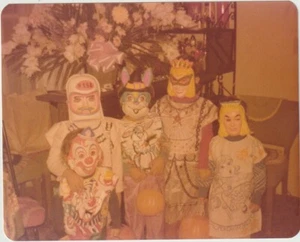 VINTAGE SNAPSHOT: KIDS IN ASTRONAUT, CLOWN, PRINCESS, RABBIT HALLOWEEN COSTUMES - Picture 1 of 1