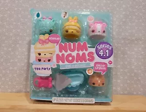 Moose Num Noms Series 4.1 Modellino giocattolo tea party glitter confezione lucidalabbra sigillata - Foto 1 di 9