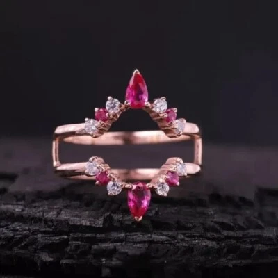 Anillo de banda potenciadora de rubí rojo simulado corte pera de 1,00 quilates enchapado en oro rosa de 14 k Foto 1 de 4
