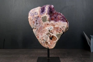 Rosa Amethyst Geode auf Ständer mit natürlichen lila & roten Amethyst Blumen - Bild 1 von 10