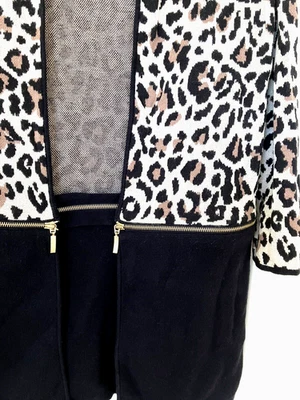 Túnica CHICO'S talla 1 talla M negra con estampado de animales con cremallera plumero abierto Cardiga Foto 1 de 4